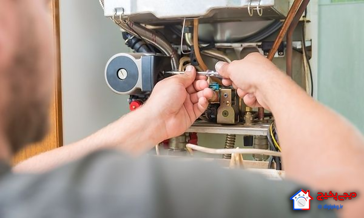 باز کردن پمپ پکیج با پیچ‌گوشتی هنگام تعمیر — تعمیر پکیج در کن